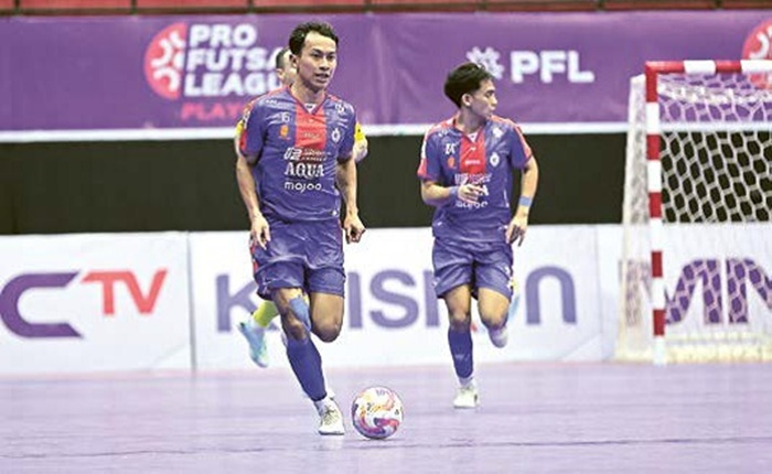 AKHIRI KERJA SAMA: Guntur Sulistyo berusaha menerobos pertahanan Fafage Banua dalam laga Playoff Elite perebutan tempat ketiga beberapa waktu lalu.