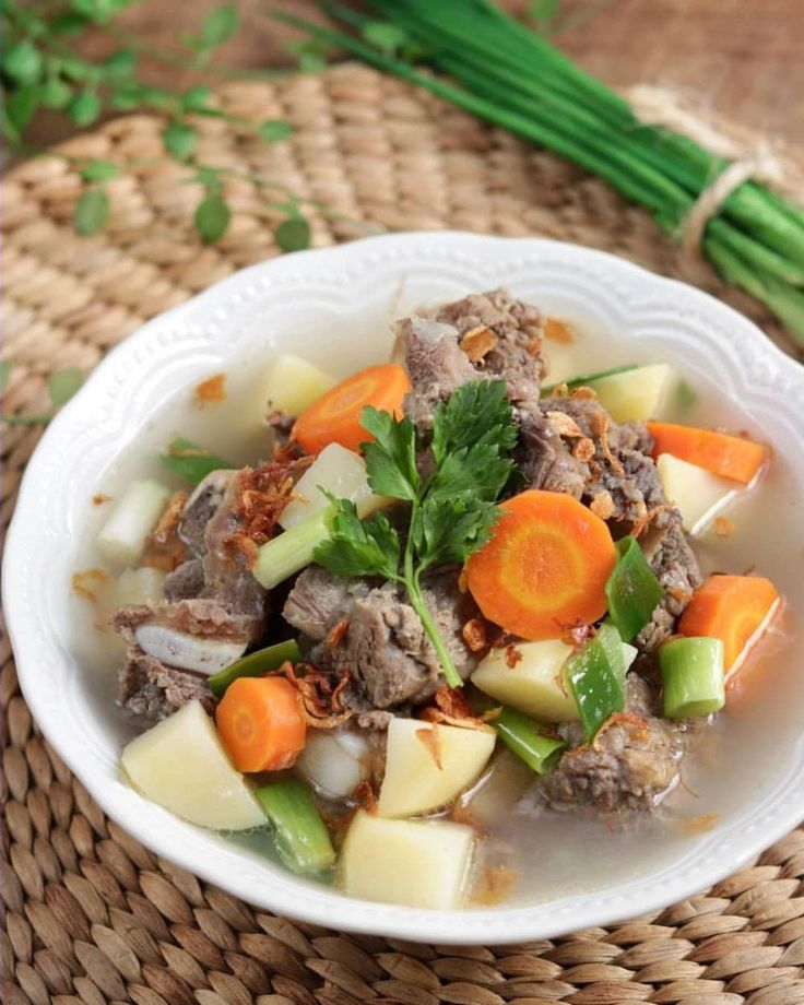 NIKMAT: Sop buntut di Malang hadir dengan kuah gurih dan daging empuk yang bikin makan semakin lahap