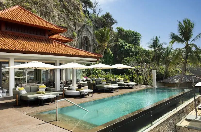 Pemandangan malam di salah satu bar rooftop di Bali dengan cahaya kota dan laut membentang, jadi tempat favorit wisatawan untuk bersantai sekaligus mencari inspirasi.