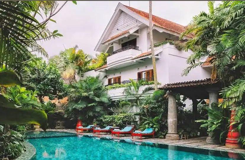 Fasad megah hotel berarsitektur kolonial di Malang yang pernah menjadi markas Freemason pada era Hindia Belanda, kini disulap menjadi penginapan bernuansa etnik penuh sejarah.