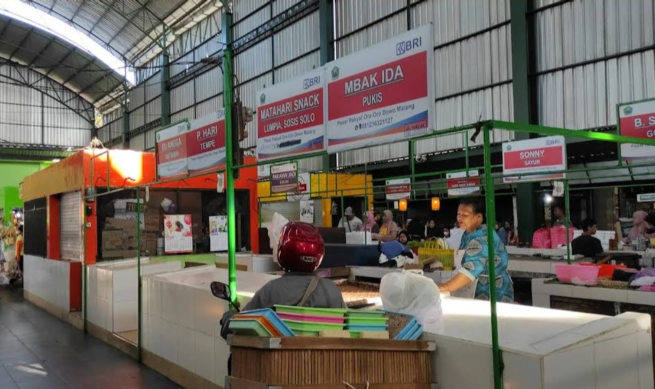 BERANEKA RAGAM: Aneka jajanan murah di Pasar Oro-oro Dowo ini siap manjakan lidah tanpa bikin kantong kempes