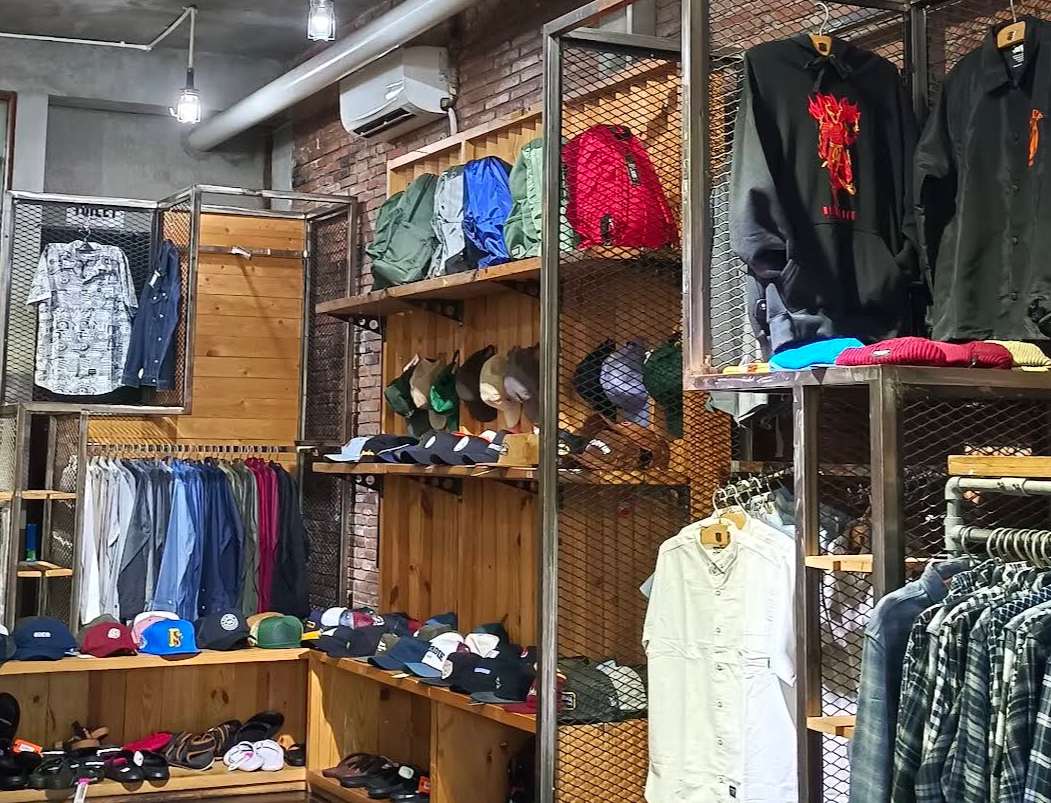 TRENDI: Deretan distro di Malang ini siap melengkapi penampilan kasual kamu dengan pilihan fashion dan aksesori kekinian