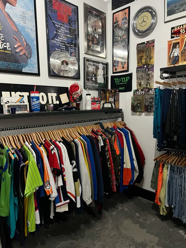MURAH: Deretan thrift shop di sekitar Suhat Malang ini siap memanjakan pecinta fashion dengan koleksi baju preloved berkualitas dan harga terjangkau