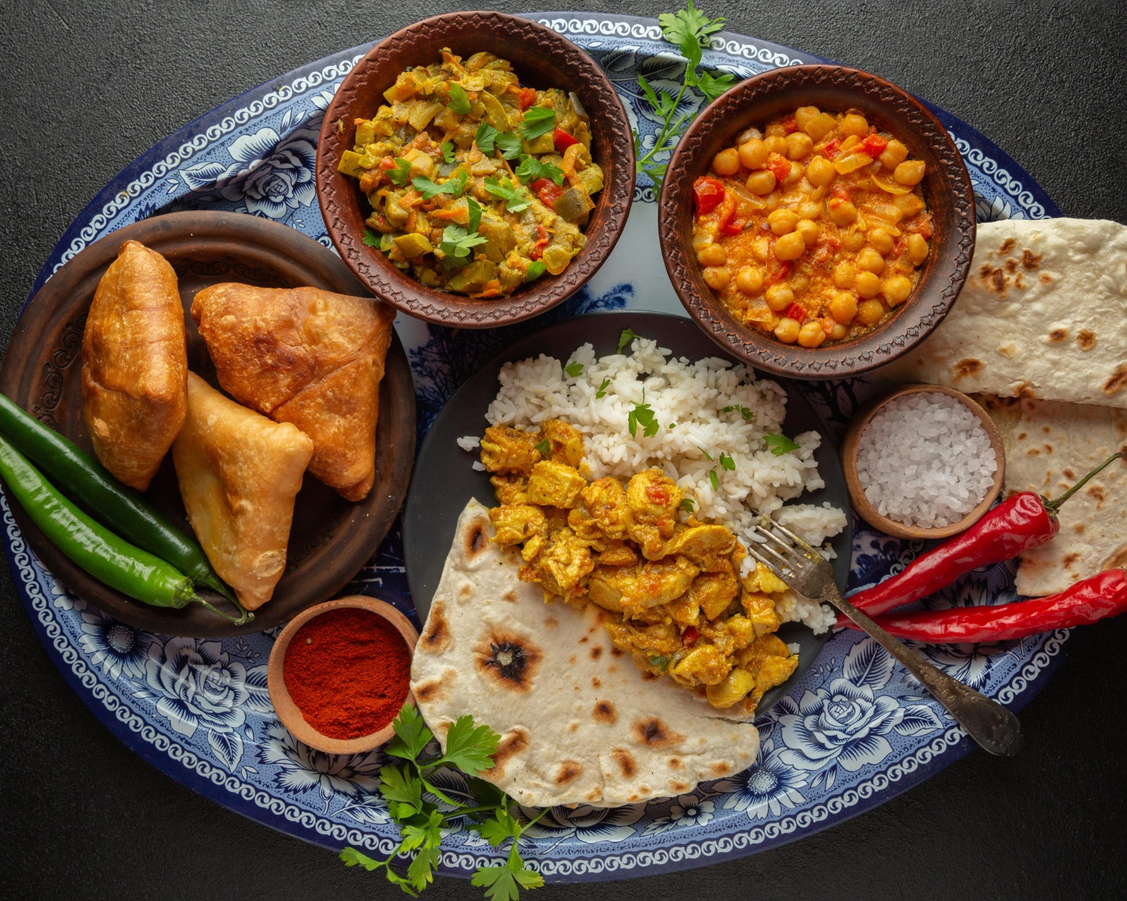 ENAK: Menyantap satu set makanan India sangat enak.