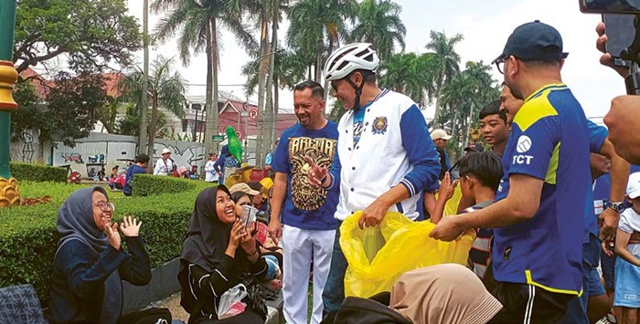 RAMAH: Wali Kota Malang Wahyu Hidayat (jaket putih) menyapa pengunjung CFD pada Minggu (10/8).