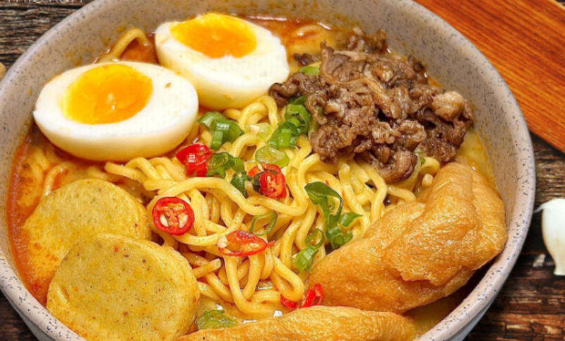 LENGKAP: Mie dengan kuah kari dengan lauk