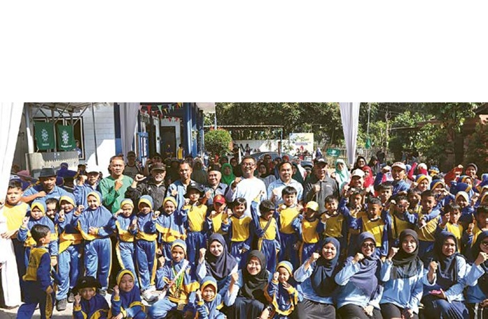 MERIAH: Wakil Wali Kota Malang Ali Muthohirin bersama siswa, guru, kepala sekolah, dan wali murid mengikuti jalan sehat merayakan Milad Ke-9 SD Muhammadiyah 3 Assalaam pada Sabtu lalu (9/8).