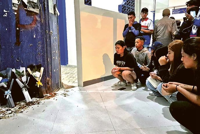 DOA UNTUK MEREKA: Eks pintu 13 yang menjadi saksi bisu tragedi Kanjuruhan ramai didatangi para suporter sejak Minggu malam (10/8).