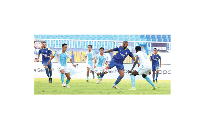 BELUM FIXED: Dalberto Luan Belo (tengah) berusaha mengontrol bola dalam laga melawan PSBS Biak di Stadion Kanjuruhan kemarin. Komposisi skuad Singo Edan masih bisa berubah.