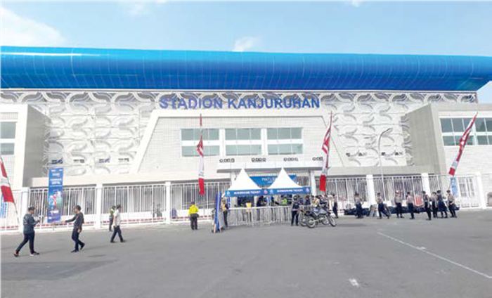 LOLOS VERIFIKASI: Suasana Stadion Kanjuruhan dua jam jelang laga perdana Arema FC melawan PSBS Biak kemarin.