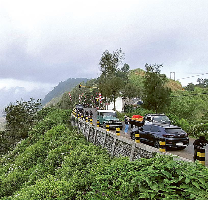 RAMAI WISATAWAN: Akses menuju wisata Gunung Bromo dari arah Jemplang, Desa Ngadas, Kecamatan Poncokusumo dipadati kendaraan wisatawan kemarin (11/8).