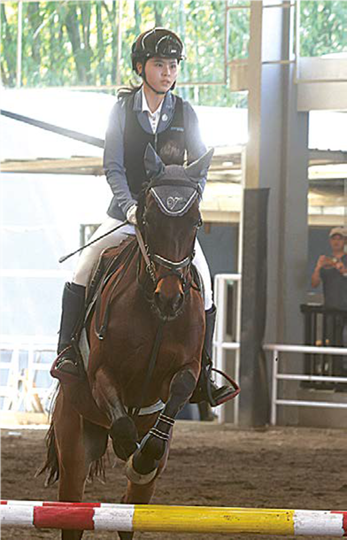 SUMBANG MEDA LI: Valerie Verdine, atlet berkuda Kota Malang bertanding pada Porprov IX Jatim awal Juli lalu.