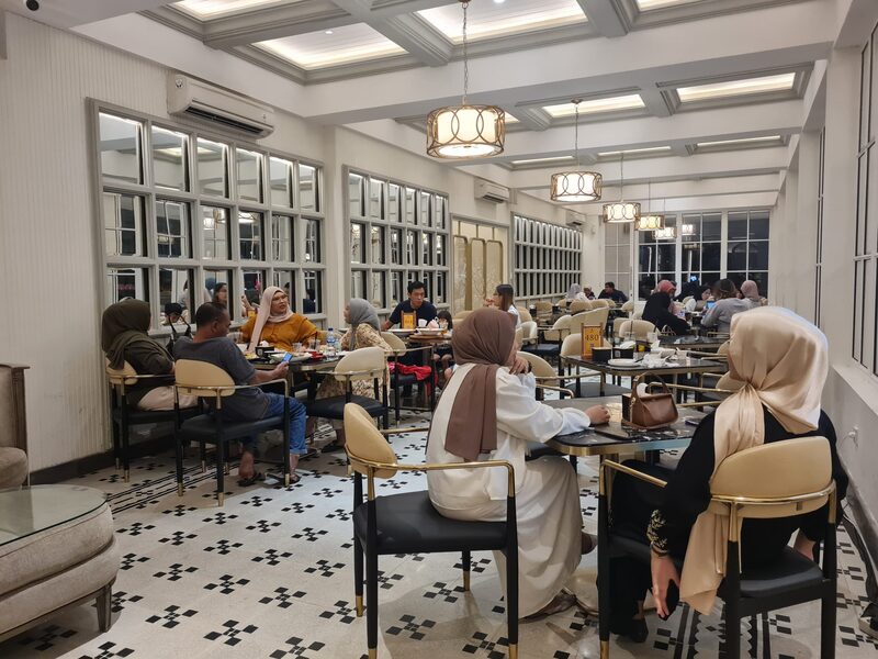 RAMAI PENGUNJUNG: Kafe Lafayette yang selalu dipenuhi pengunjung