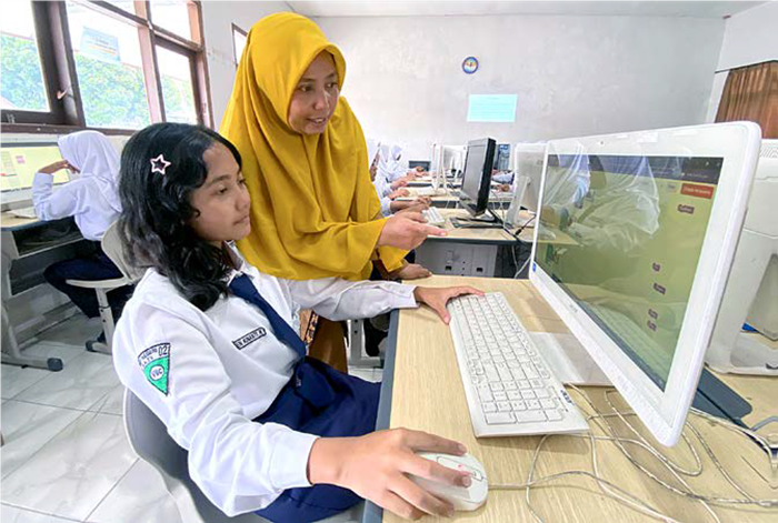 TERAPKAN LEBIH DULU: Pelajar SMPN 2 Batu mempelajari coding lewat aplikasi blockly games di Laboratorium Komputer, kemarin (12/8).