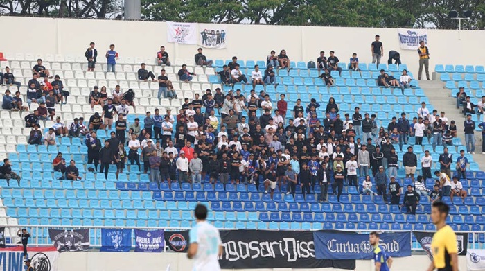 ANTUSIASME BELUM KEMBALI: Aremania memberikan dukungan langsung di Stadion Kanjuruhan dalam laga Arema FC melawan PSBS Biak pada Senin lalu (11/8).