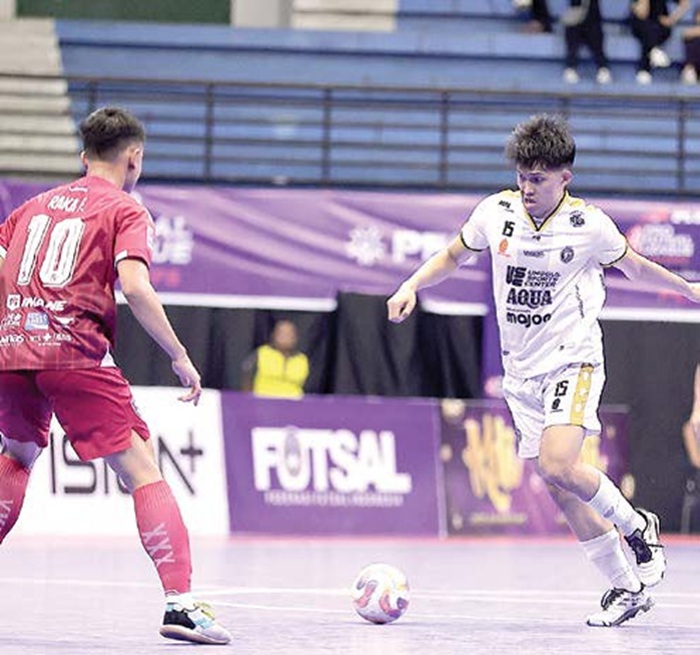 CARI PENGGANTI IDEAL: Pivot Unggul FC musim lalu Armia Zainul (kanan) berusaha melepaskan tendangan dalam laga Playoff Elite perebutan tempat ketiga beberapa waktu lalu.