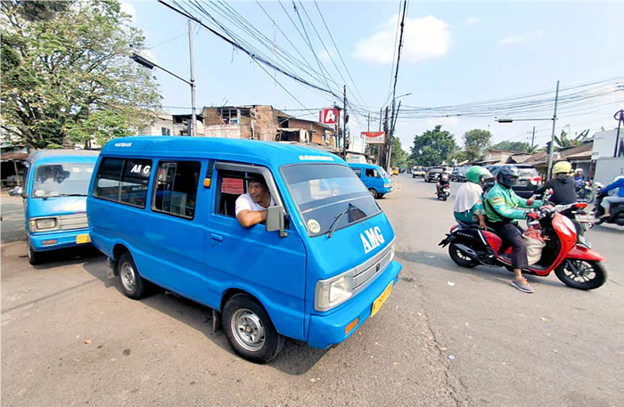 MINTA KOMPENSASI: Salah satu sopir angkot melintas di Terminal Gadang, kemarin. Mereka umumnya waswas dengan rencana operasional Bus Trans Jatim.
