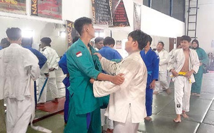 MENDAPAT KESEMPATAN: Atlet Kurash Kota Malang latihan teknik di Dojo Judo Bentoel, Sukun, Kota Malang beberapa waktu lalu.