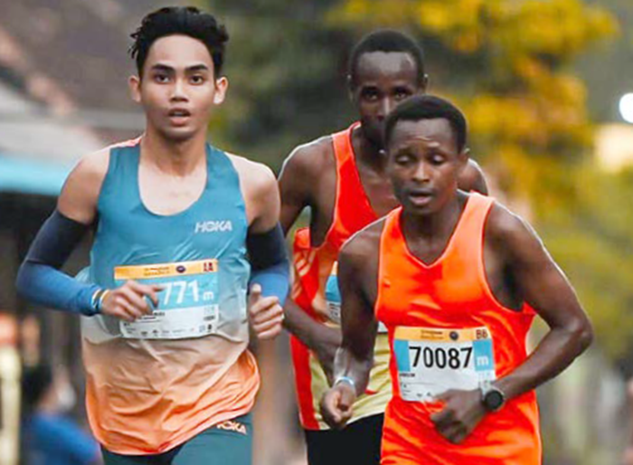KETAT: Rahmat Setiabudi (kiri) bersaing dengan pelari asal Kenya pada ajang Maybank Marathon 2023 lalu. Dia kini langganan juara di lomba lari tingkat nasional maupun internasional.