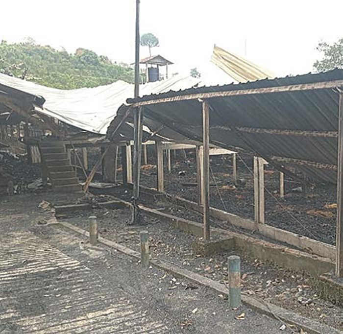 KOSONG: Kondisi kandang ayam di Dusun Sumbersari, Desa Wonosari seusai petugas damkar berhasil menjinakkan api.