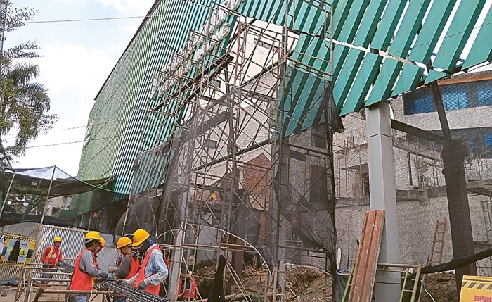 TA MBAH FA SILITA S: Beberapa pekerja mengebut pembangunan di area IGD RSUD Kanjuruhan kemarin (12/8).