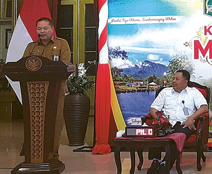 PROGRAM PUSAT: Pj Sekda Kabupaten Malang Nurcahyo menyampaikan sambutan di Pendapa Agung Kabupaten Malang kemarin (12/8). Plt Deputi V KSP Mayjen TNI (purn) Harianto mendengarkan dengan serius.