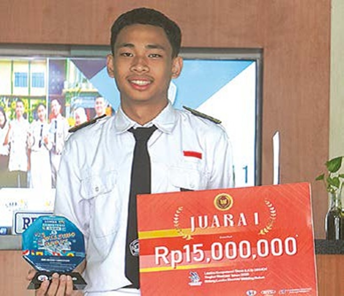 MEMBANGGAKAN: AL Barra Ibnu Khalid, murid SMKN 1 Singosari memegang piala juara 1 Nasional Welding Robotic.