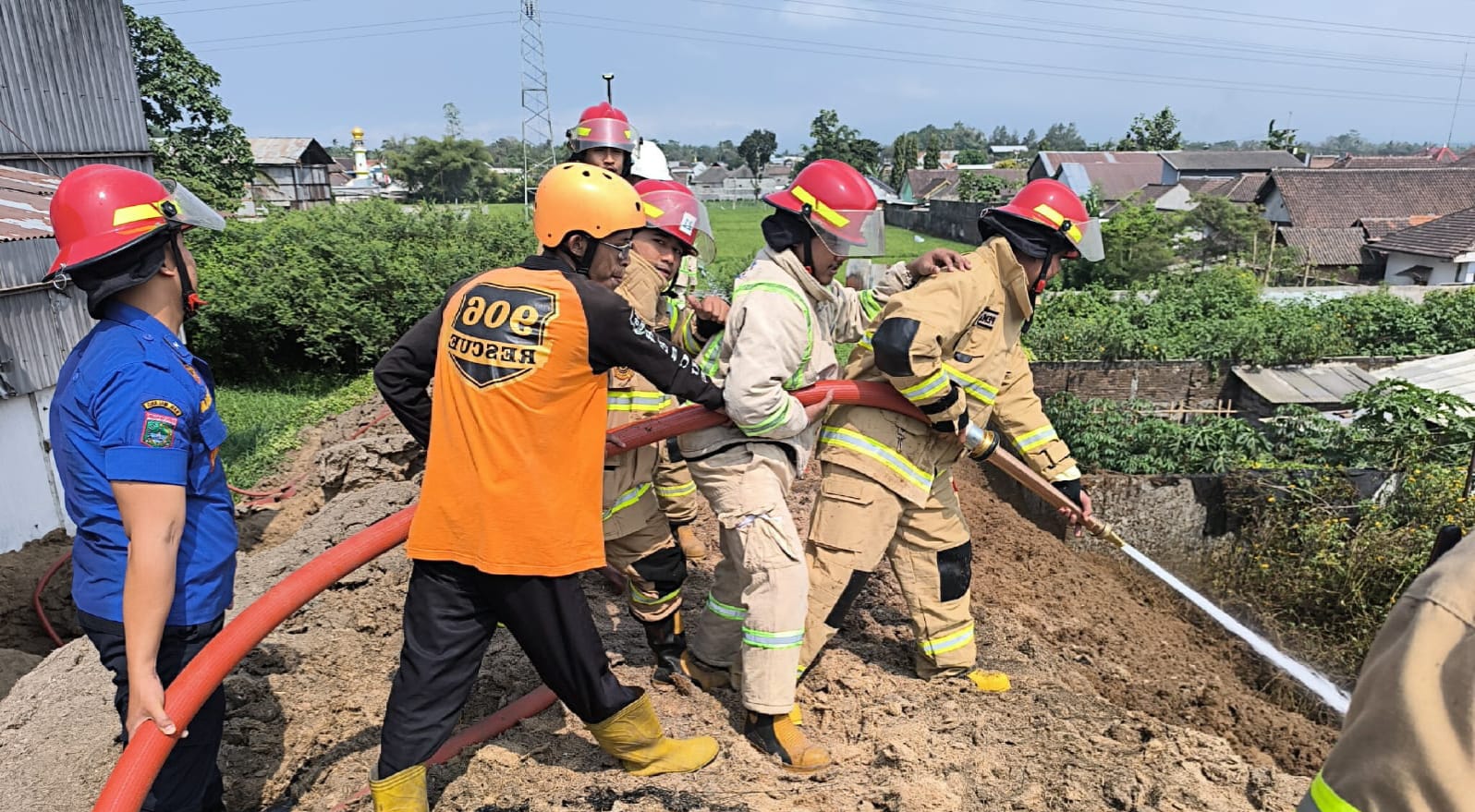 LAHAN TERBUKA: Petugas Damkar berusaha mematikan api di titik yang terbakar di PG Krebet Baru 1 (12/8).