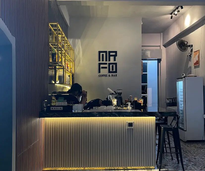 Pengunjung menikmati suasana nyaman di kafe homey Kediri, tempat favorit untuk nugas, ngopi santai, hingga melepas penat.