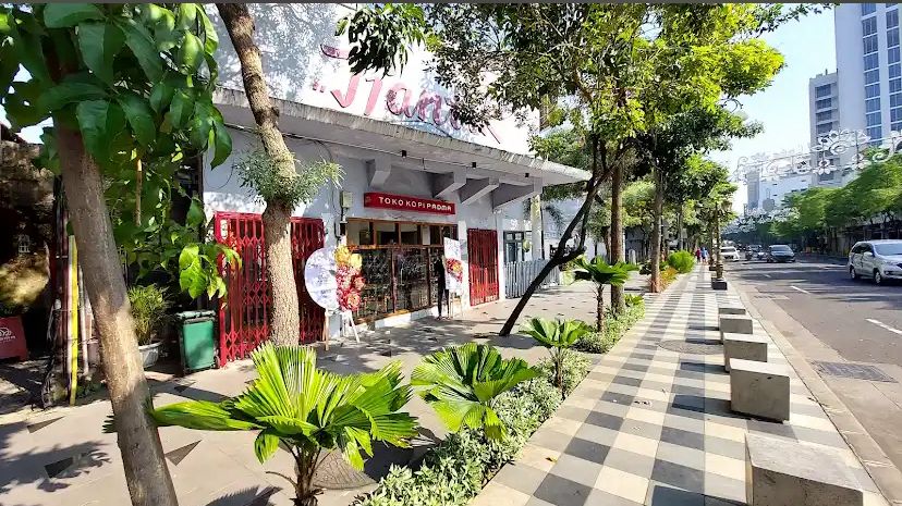 Suasana salah satu kafe estetik di Surabaya yang nyaman untuk bekerja, bersantai, maupun menikmati waktu bersama teman.