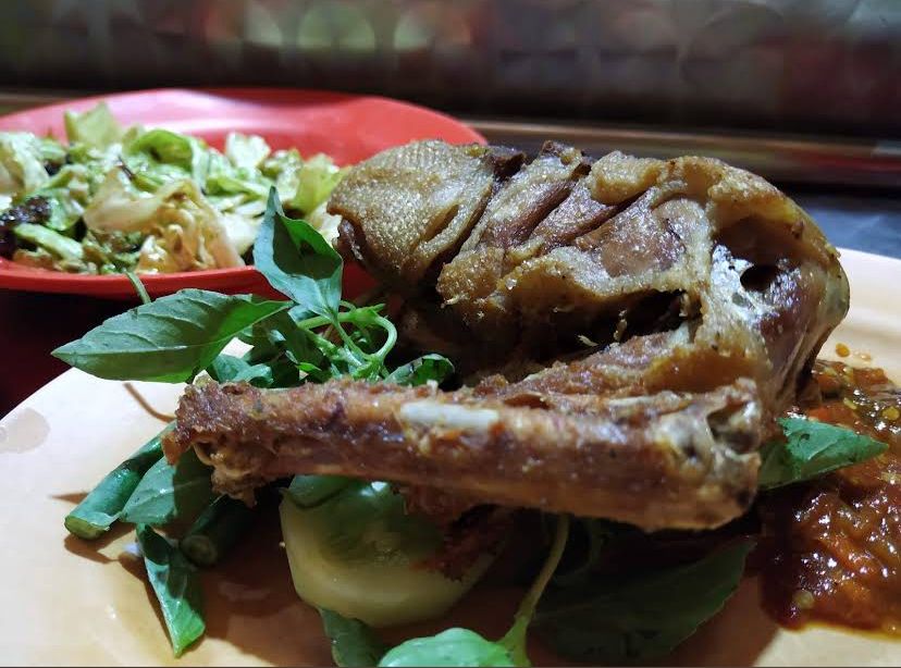 NIKMAT: Mencicipi kenikmatan dari ayam goreng yang renyah.