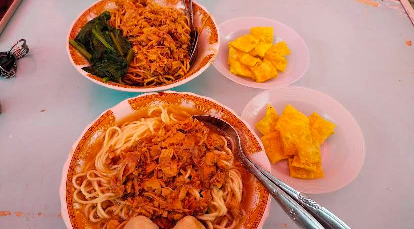 LEZAT: Menikmati mi ayam dikala suasana hujan atau lapar menjadi alternatif favorit mahasiswa.
