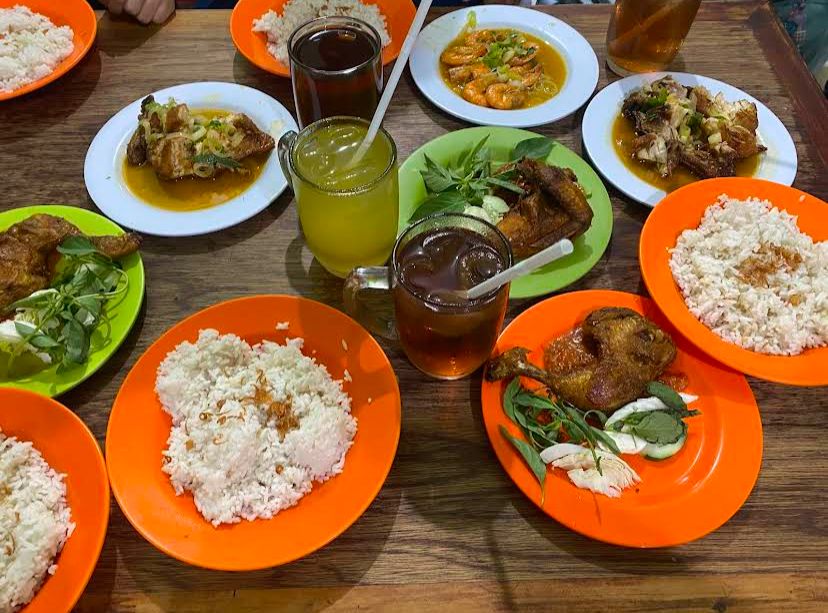 NIKMAT: Menyantap aneka lalapan bersama keluarga memberikan momen tersendiri disaat liburan.