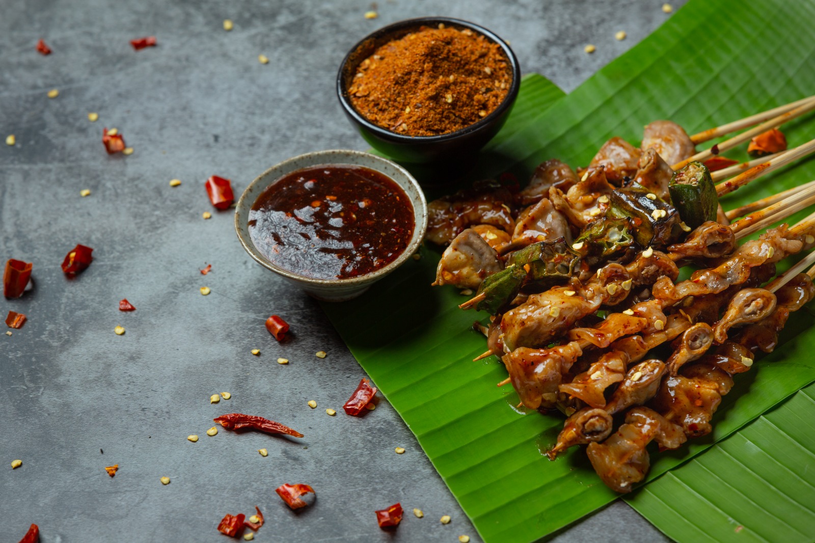 OTENTIK: Sate memiliki rasa yang enak saat disantap dengan saus kacangnya.