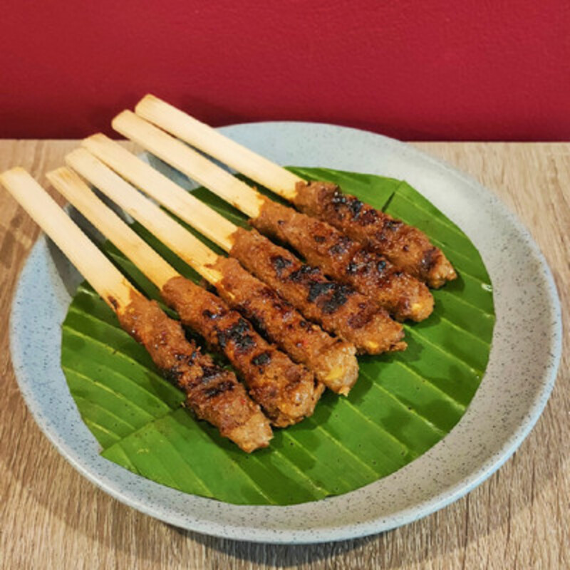 DILILIT: Sate khas Bali yang penyajiannya dagingnya dililit di daun sereh