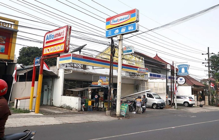 SIAPKAN REVISI PERDA: Tiga minimarket di Kelurahan Samaan, Kecamatan Klojen lokasinya berdekatan. Hal serupa juga terjadi di beberapa wilayah di Kota Malang.