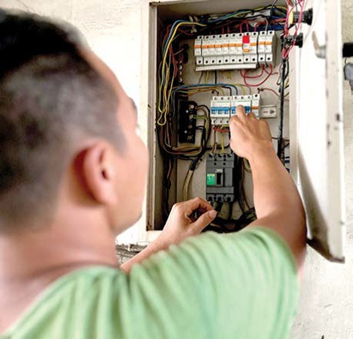 DAPAT DISKON: Pelanggan PLN mengecek panel listrik siang kemarin (13/8).