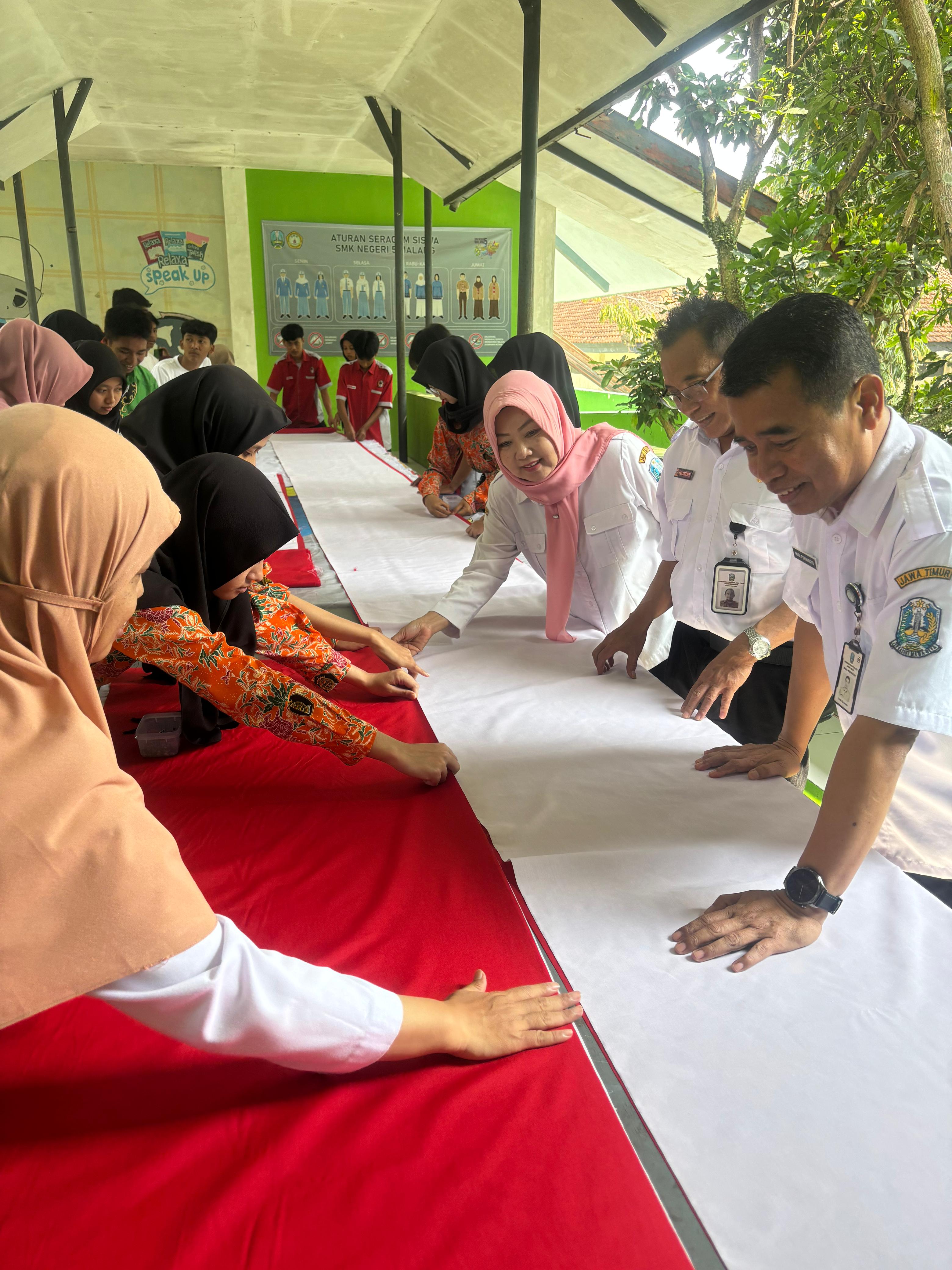 KERJA SAMA: Cabang Dinas Pendidikan wilayah Kota Malang dan Batu semarakkan penjahitan bendera merah putih serentak se-Jawa Timur pada Rabu (13/8), kemarin.