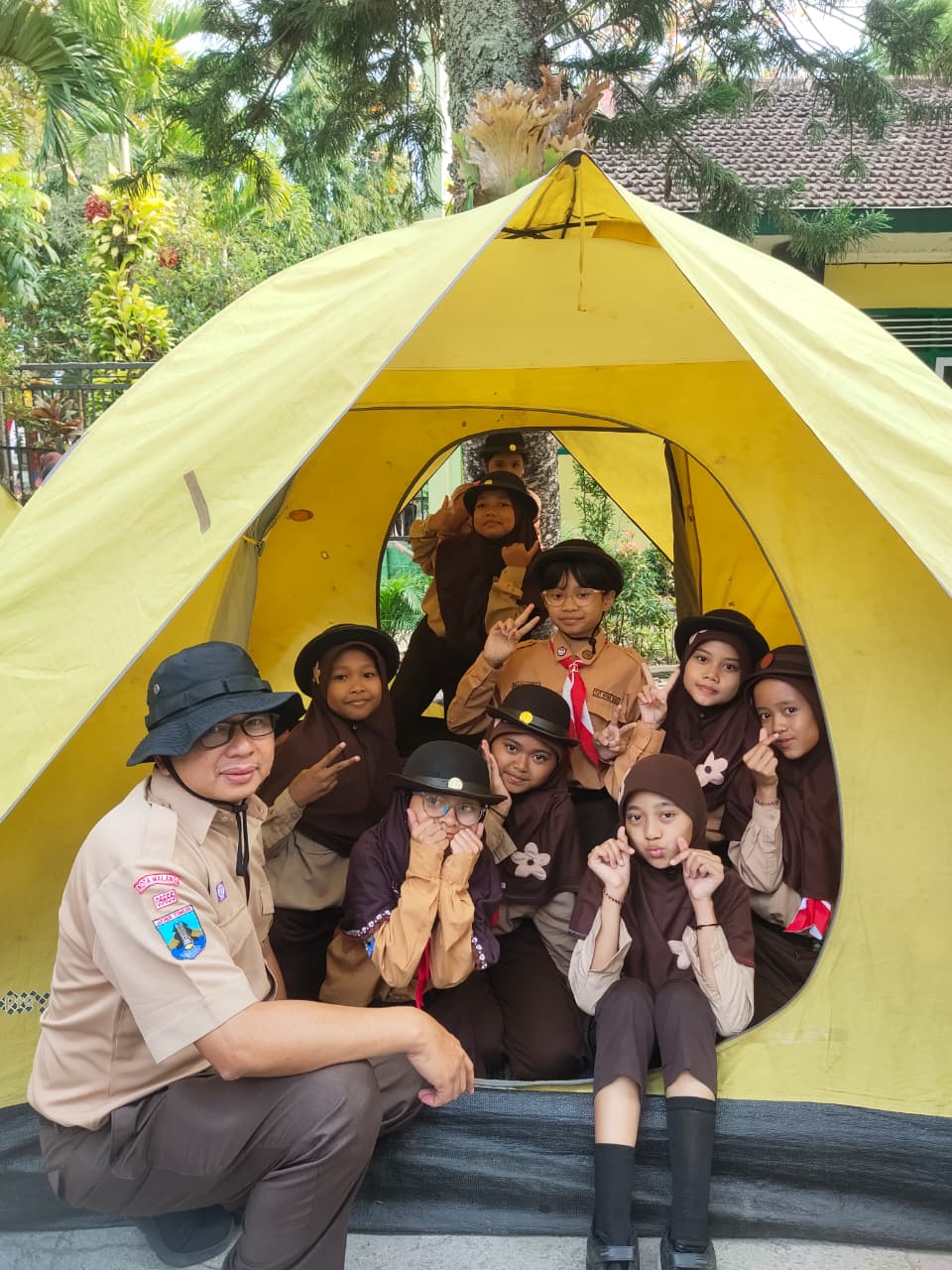 KOMPAK: Kepala Sekolah H. Budi Harsono MMPd (kiri) bersama peserta kemah di SDN Tunjungsekar 1 Malang.
