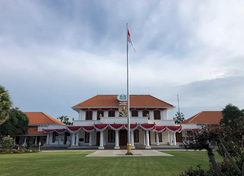 Suasana halaman Gedung Negara Grahadi Surabaya yang akan menjadi lokasi upacara HUT ke-80 RI, dengan 4.000 undangan disiapkan untuk masyarakat umum.