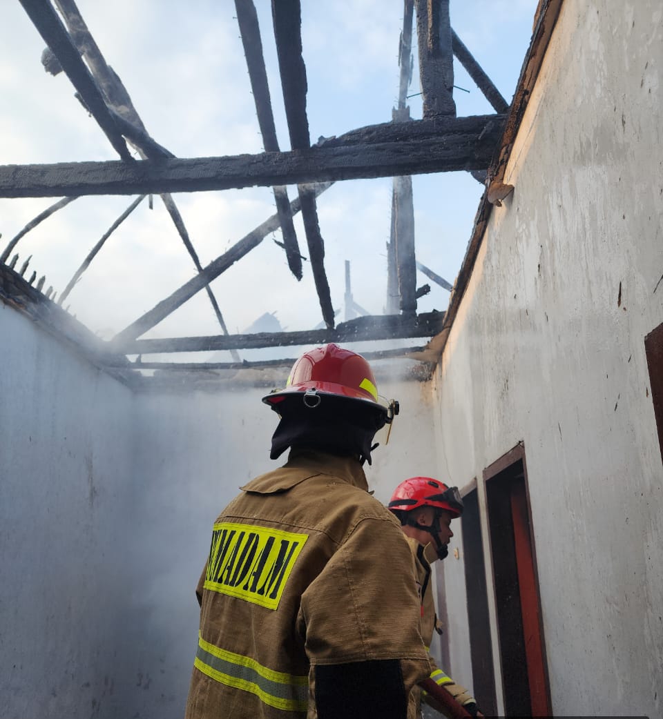 HABIS: Petugas Damkar memadamkan api dalam rumah di Banjarejo, Pakis.