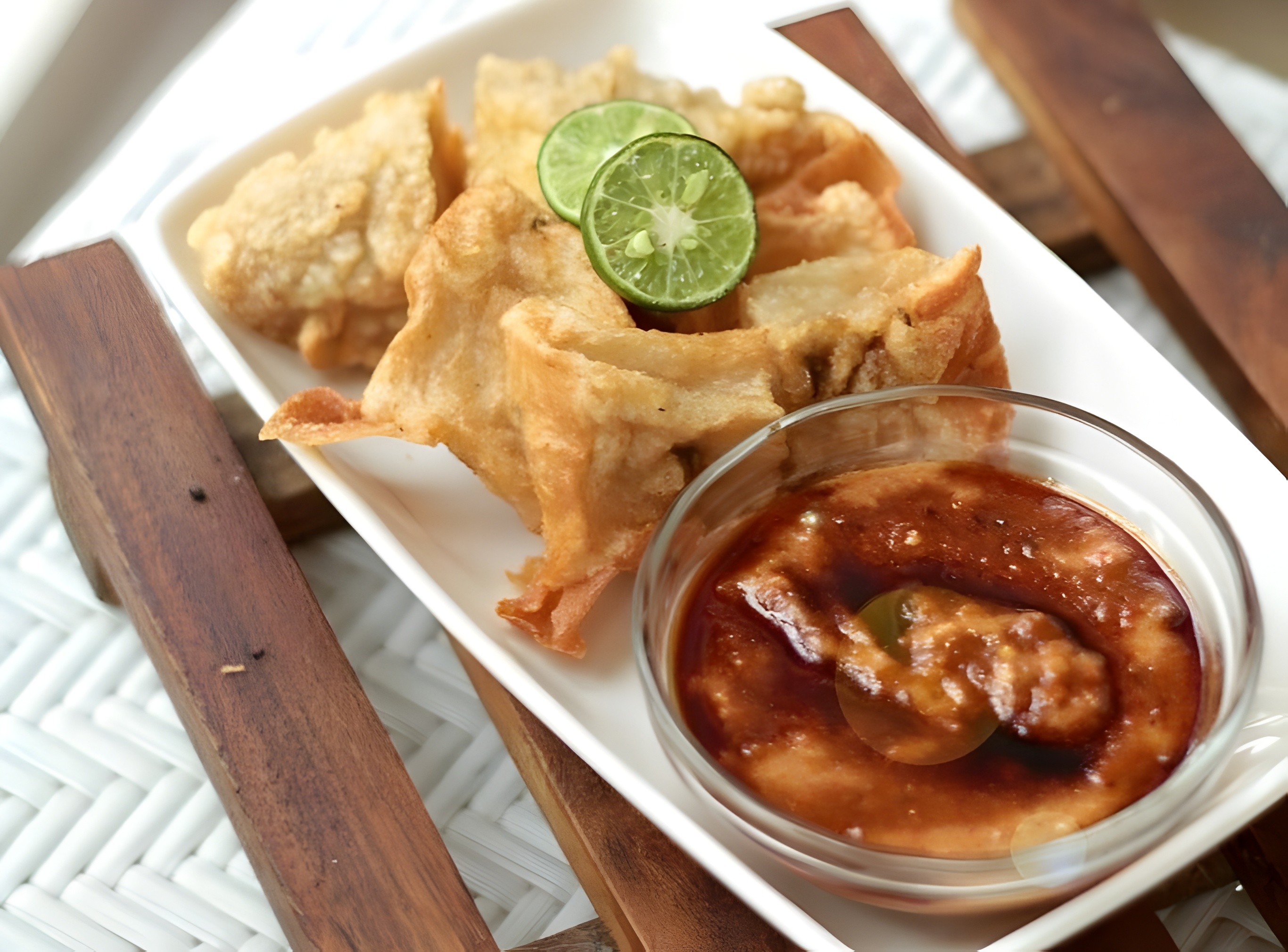 GURIH: Batagor di Malang ini disajikan renyah dengan bumbu kacang melimpah yang bikin susah berhenti makan