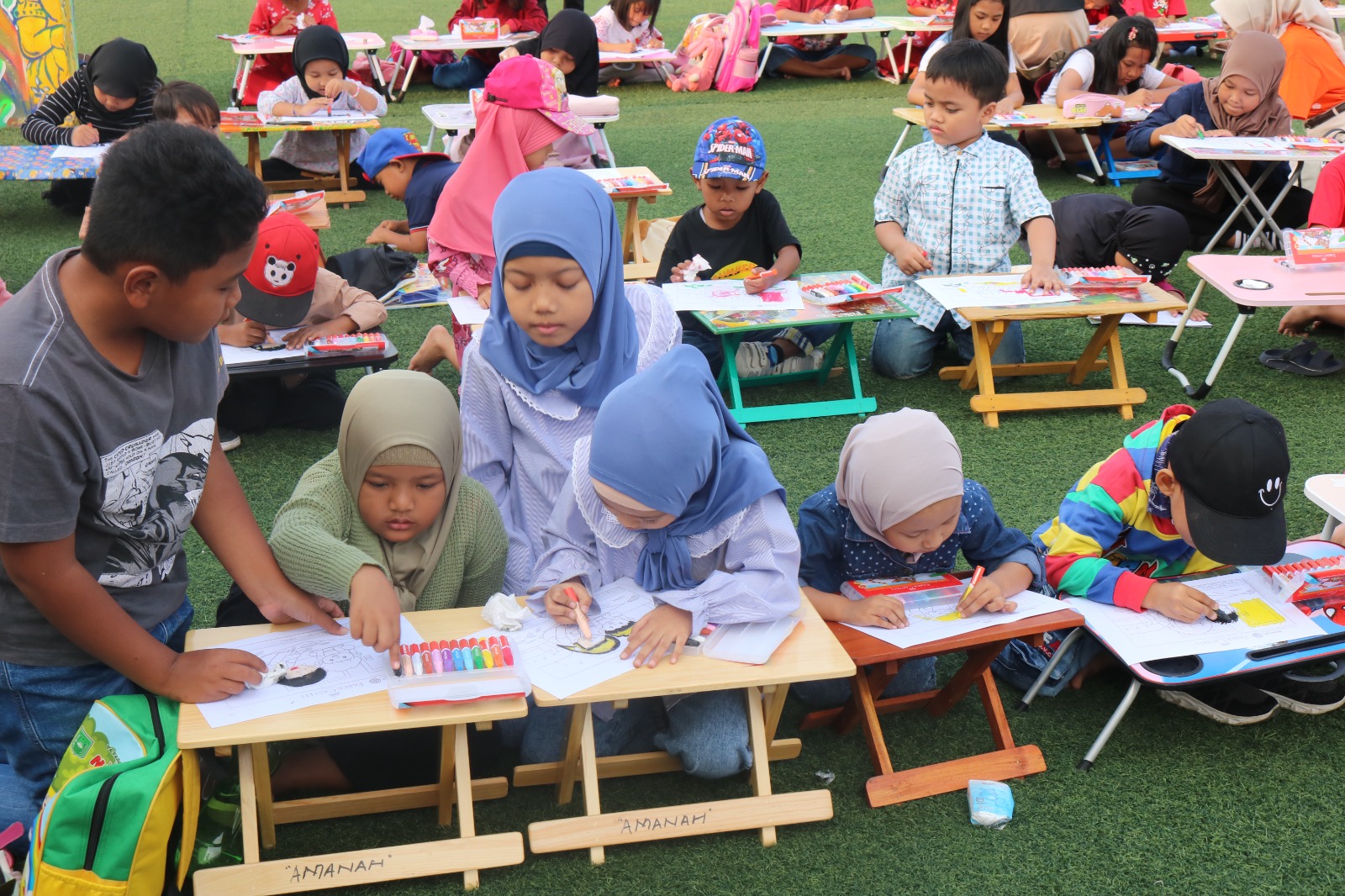 MERIAH: Swiss-Belinn Malang menggelar kegiatan CSR bertema Warna Ceria Merdeka pada 9 Agustus 2025. Kegiatan ini menghadirkan lomba mewarnai gratis yang diikuti anak-anak.