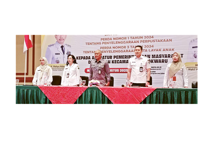 PEMBUKAAN: Sekda Kota Malang Erik Setyo Santoso (tengah) mengikuti pembukaan sosialisasi tiga produk hukum baru di Hotel Ijen Suites kemarin (13/8).