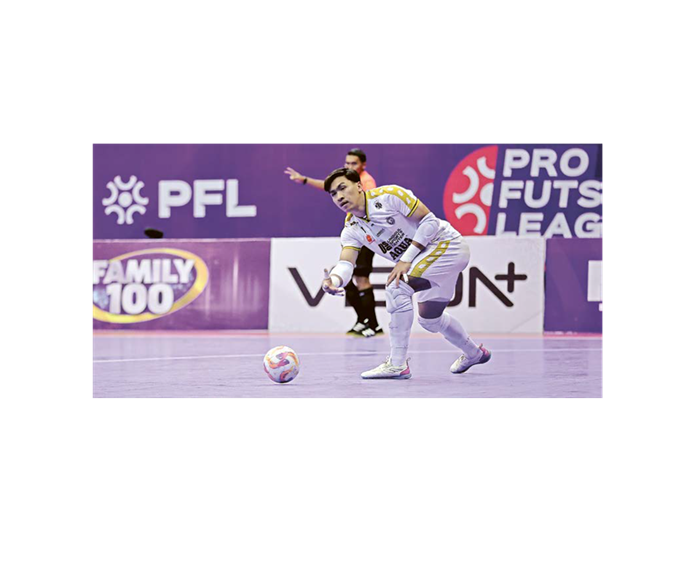 DAPAT KEPERCAYAAN: Kiper Unggul FC Malang Angga Ariansyah memberikan umpan kepada rekannya dalam laga PFL 2024/2025 melawan Bintang Timur pada Juli lalu.