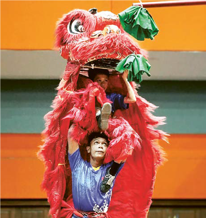 LAKUKAN PENYESUIAN: Atlet Barongsai Kota Malang bertanding dalam ajang Porprov IX Jatim 2025 di Graha Cakrawala Universitas Negeri Malang, Juni lalu.