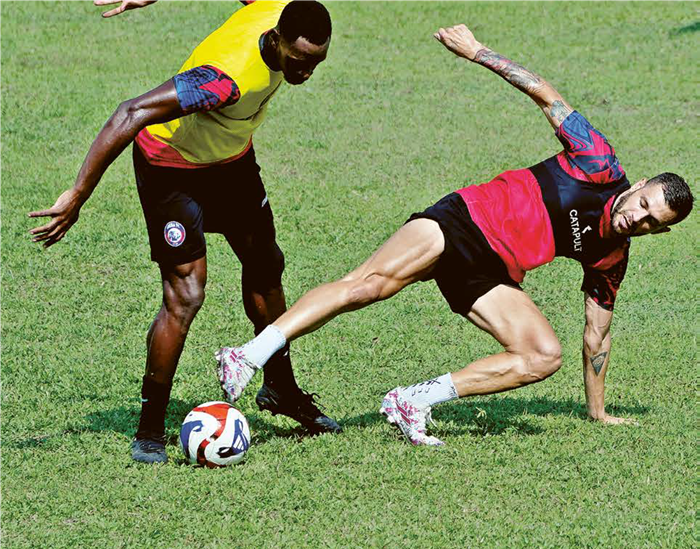 TERGANJAL ADMINISTRASI: Matheus Blade (kiri) berusaha melewati Luis Gustavo dalam sesi latihan di Stadion Gajayana, kemarin.
