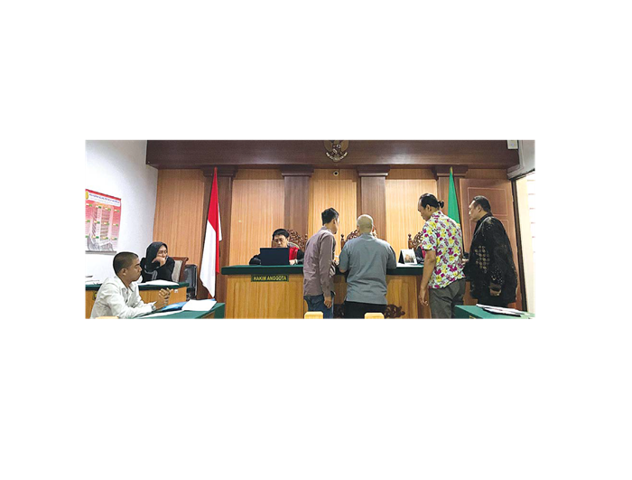 SENGKETA: Kuasa hukum Yayasan Bakti Riza Hidayat SH MH di sela menghadiri sidang sengketa kepengurusan Yayasan PTI Raden Rahmat di Pengadilan Negeri (PN) Kepanjen, 1 Juli 2025.