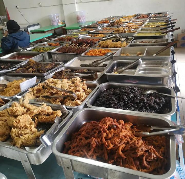 VARIATIF: Menu makanan di Warung Prasmanan Bu Marni menjadi salah satu rekomendasi warung prasmanan cocok untuk mahasiswa di Malang