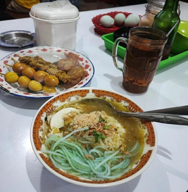 MENGHANGATKAN: Soto Ayam Cak Son, salah satu rekomendasi soto yang banyak di incar mahasiswa di kawasan Lowokwaru Malang yang dapat menghangatkan badan disaat&nbsp;musim&nbsp;hujan